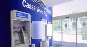 Locale bancomat atm di filiale bancaria a Milano.