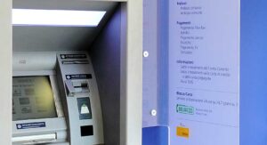 Bancomat ATM banca self. Vista di una postazione di banca automatica esterna