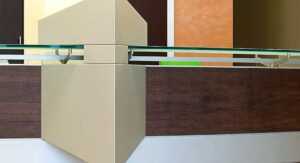 Dettaglio di un banco casse / reception realizzata in legno, vetro e metallo