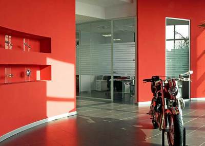 Ristrutturazione di uffici in provincia di Varese. Le nicchie delle pareti sono utilizzate per l'esposizione dei prodotti
